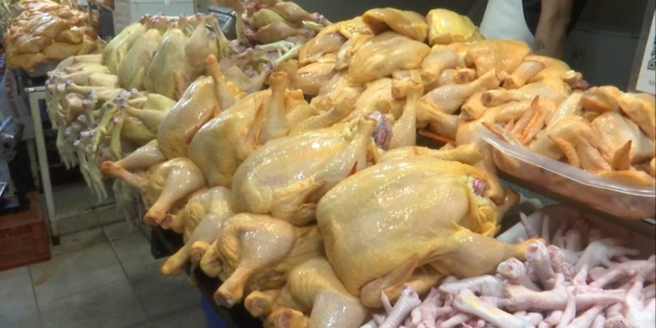 GOBIERNO ASEGURA QUE PRECIO DEL POLLO SUBIÓ A CAUSA DE LA SOBREDEMANDA POR LOS BLOQUEOS