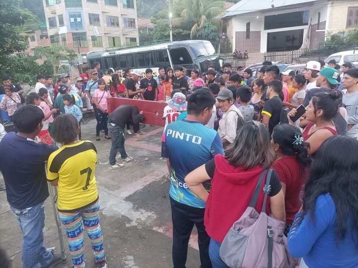 COMUNARIOS DE LA ASUNTA CASTIGAN EN EL CEPO A PRESUNTO LADRÓN DE CELULARES