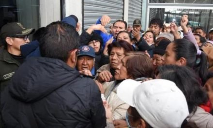 EN LA PAZ PROTESTAN POR FALTA DE ACEITE EN EMAPA