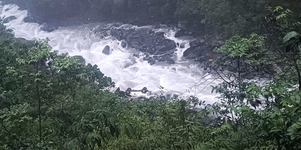 UN FALLECIDO Y TRES HERIDOS TRAS CAER UNA AMBULANCIA A 150 METROS DE PROFUNDIDAD