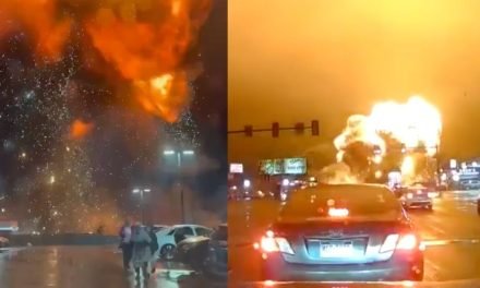 AVIÓN MÉDICO SE DESPLOMA CERCA DE UN CENTRO COMERCIAL EN FILADELFIA