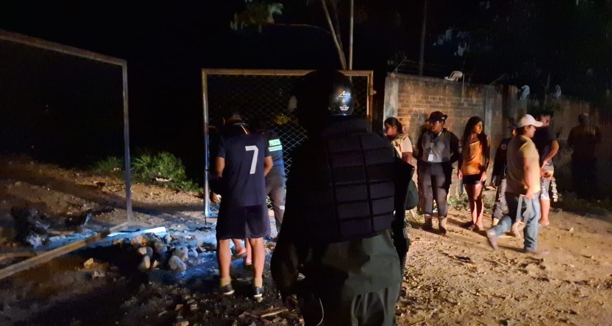 TURBA AGREDE Y EXPULSA A POLICÍAS DE YAPACANÍ