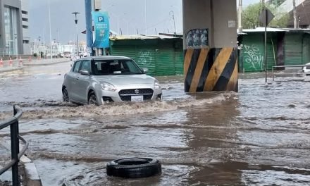 INTENSA LLUVIA INUNDA CALLES Y AVENIDAS EN COCHABAMBA