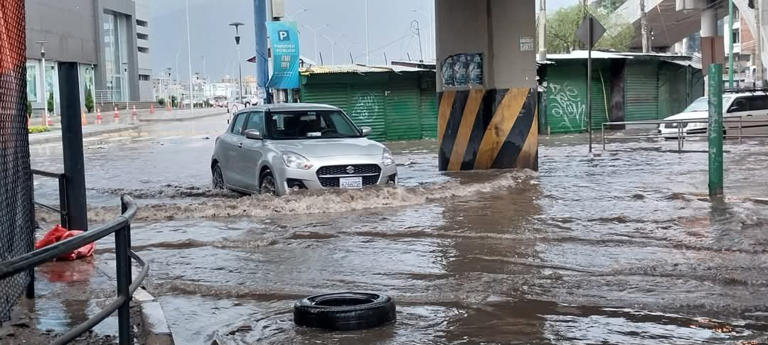 INTENSA LLUVIA INUNDA CALLES Y AVENIDAS EN COCHABAMBA