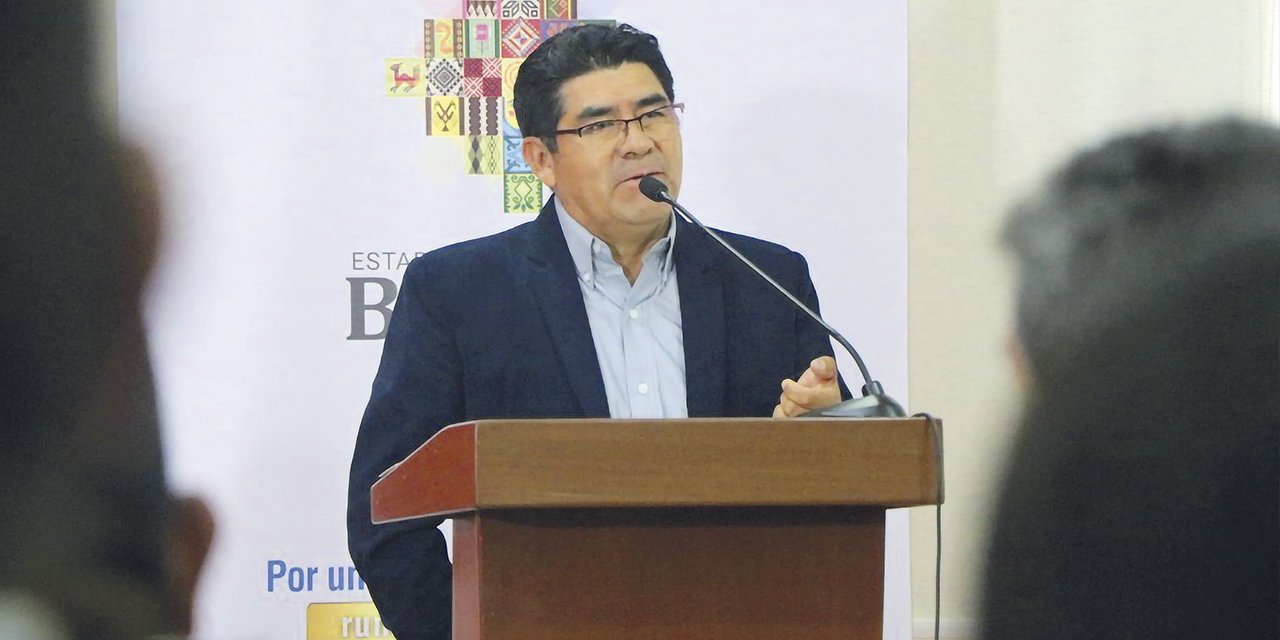 GOBIERNO INVESTIGA A MINISTRO DE EDUCACIÓN ACUSADO DE USAR EL MINISTERIO DE SU CARTERA COMO VIVIENDA