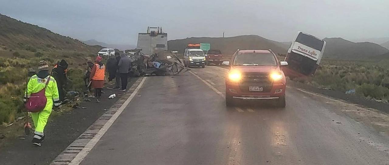 UN BUS CHOCA CONTRA UN CAMIÓN EN LA RUTA A CHILE Y REPORTAN FALLECIDOS Y HERIDOS