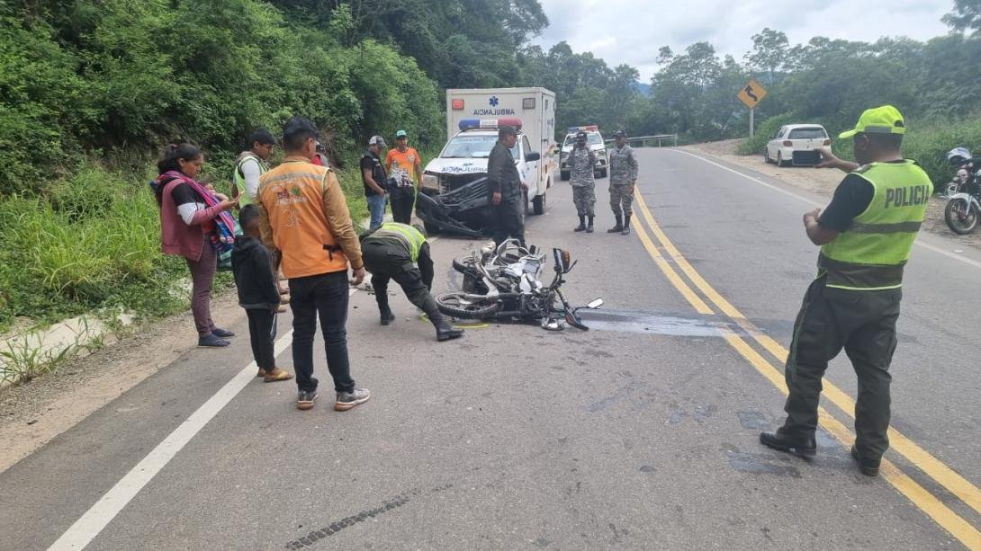 VEHÍCULO SE EMBARRANCA EN RUTA A LOS VALLES Y AMBULANCIA SOCORRISTA SE ESTRELLA CON UNA MOTOCICLETA