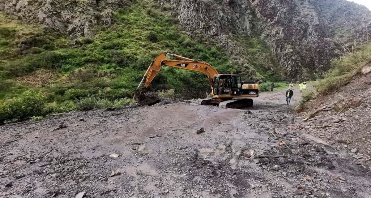 LLUVIAS SE LLEVAN PARTE DEL CAMINO A APOLO Y CHOFERES HACEN MANIOBRAS PARA LLEGAR A  DESTINO