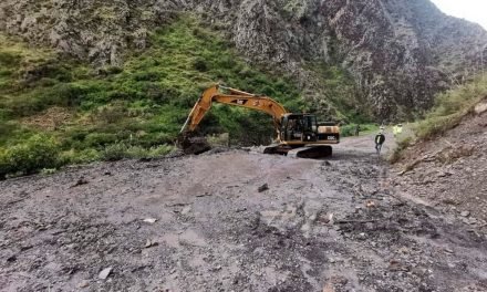 LLUVIAS SE LLEVAN PARTE DEL CAMINO A APOLO Y CHOFERES HACEN MANIOBRAS PARA LLEGAR A  DESTINO
