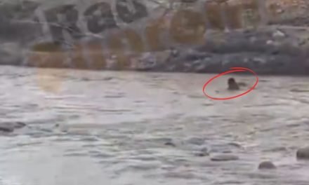 RÍO BAÑADO ARRASTRA A UN ADULTO MAYOR, PERO ESTE LOGRA SALIR