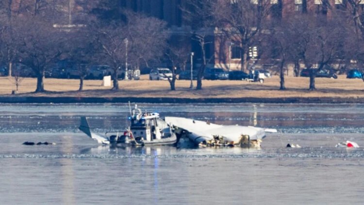 NUEVOS VIDEOS SUMAN INTRIGA A LA INVESTIGACIÓN SOBRE EL AVIÓN QUE SE ESTRELLÓ CON EL HELICÓPTERO EN WASHINGTON