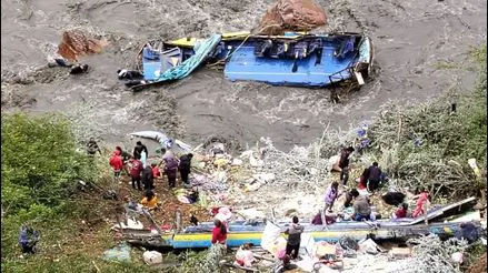 6 MUERTOS, 25 HERIDOS Y VARIOS DESAPARECIDOS  TRAS CAER UN BUS A UN  RÍO EN PERÚ