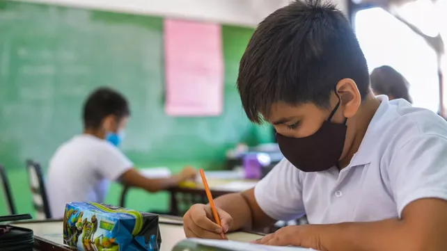 ANTE INCREMENTO DE CASOS DE COVID-19, SERÁ OBLIGATORIO USAR BARBIJO EN CLASES