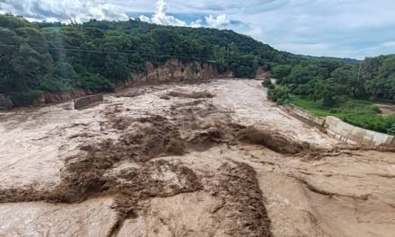 TRAS INTENSAS LLUVIAS, INCREMENTA EL CAUDAL DEL RÍO PIRAÍ A LA ALTURA DEL PUENTE TARUMÁ