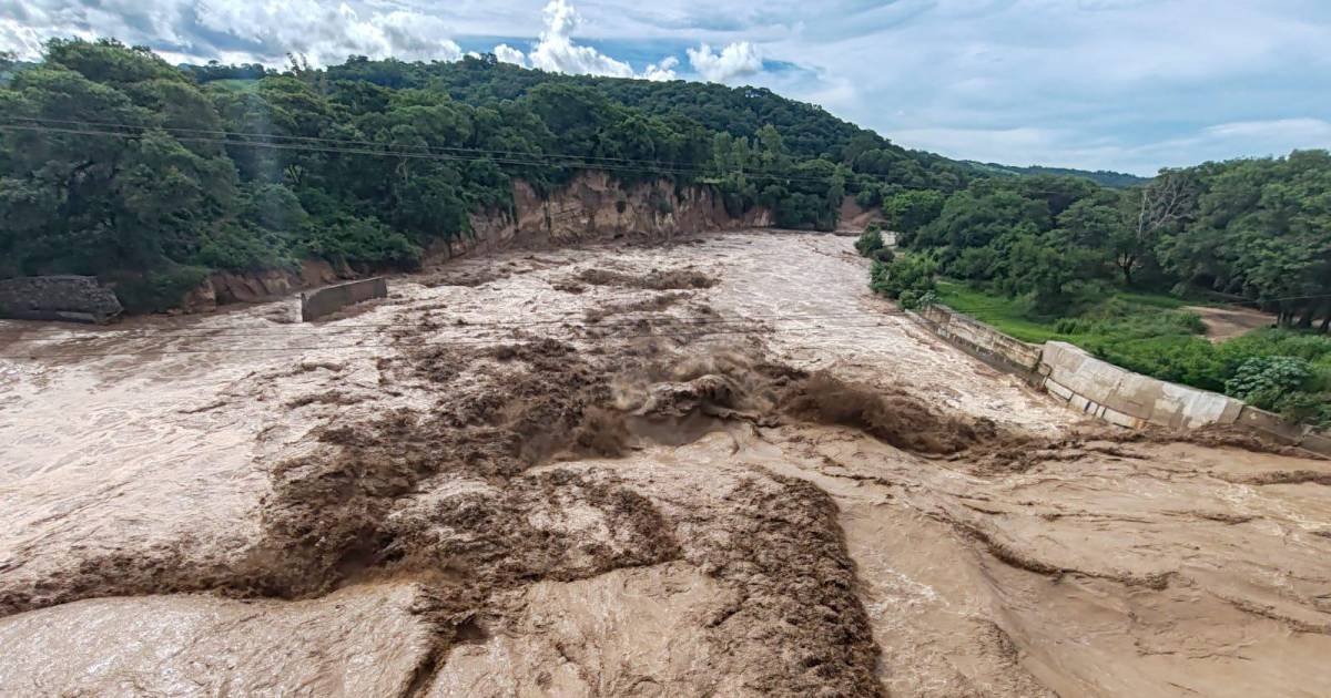 TRAS INTENSAS LLUVIAS, INCREMENTA EL CAUDAL DEL RÍO PIRAÍ A LA ALTURA DEL PUENTE TARUMÁ