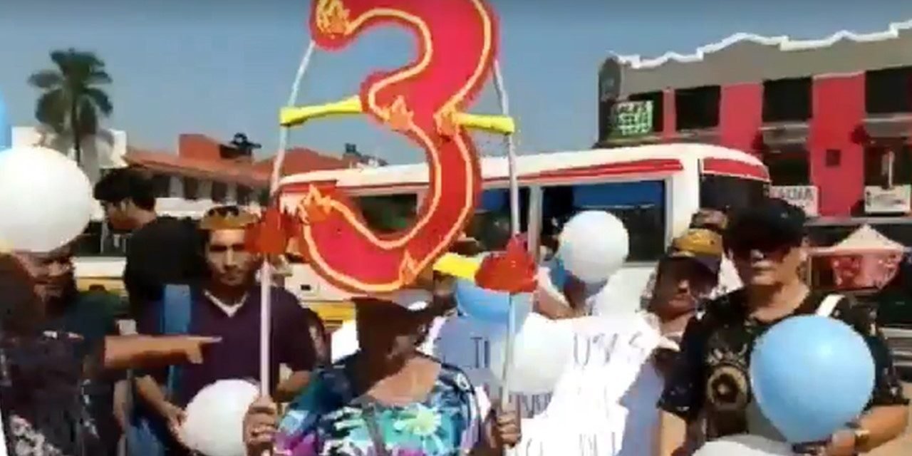 VECINOS CELEBRAN CON PIÑATA LOS 3 AÑOS DE UNA OBRA INCONCLUSA