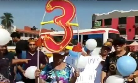 VECINOS CELEBRAN CON PIÑATA LOS 3 AÑOS DE UNA OBRA INCONCLUSA