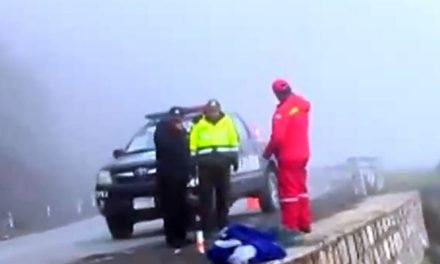 TRES FALLECIDOS TRAS EMBARRANCAMIENTO EN CAMINO ENTRE LA PAZ Y YUNGAS