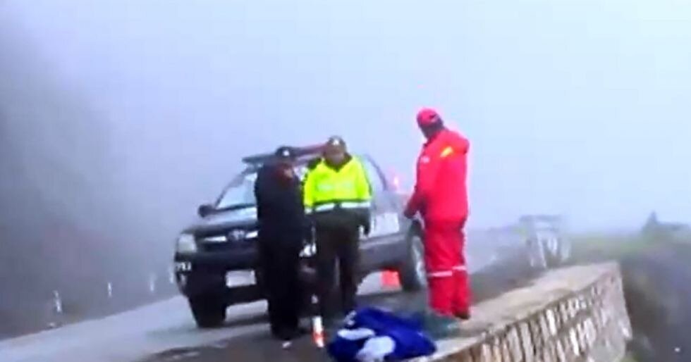 TRES FALLECIDOS TRAS EMBARRANCAMIENTO EN CAMINO ENTRE LA PAZ Y YUNGAS