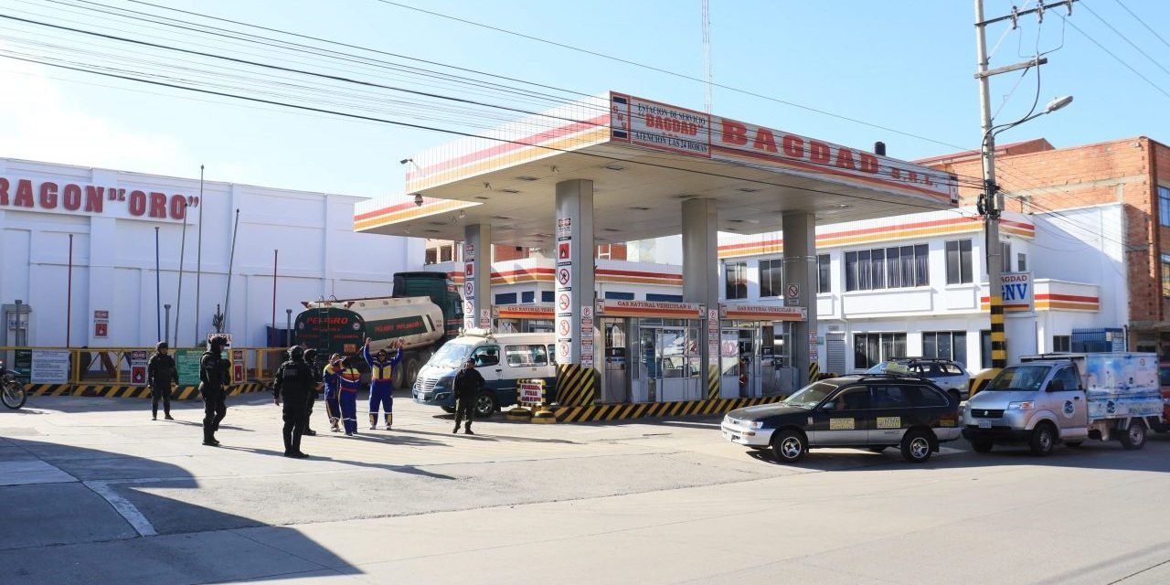 PERSISTEN LAS FILAS POR COMBUSTIBLES EN COCHABAMBA  