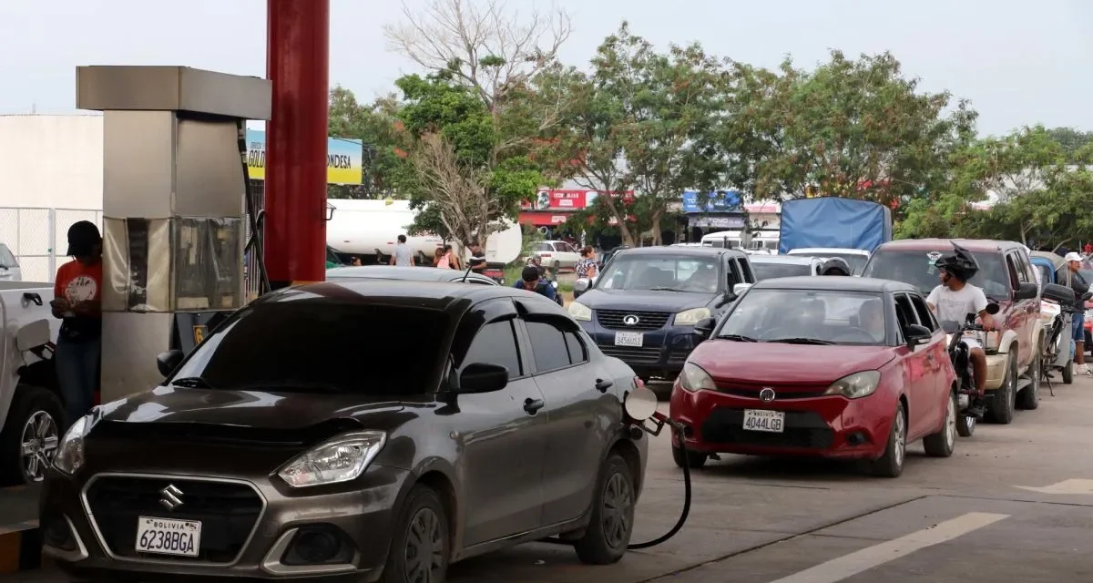 REGRESAN  LAS INTERMINABLES FILAS EN SURTIDORES POR FALTA DE COMBUSTIBLE