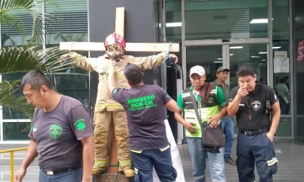 GENDARMES Y BOMBEROS RADICALIZAN PROTESTAS Y SE “CRUCIFICAN” EN LA QUINTA MUNICIPAL