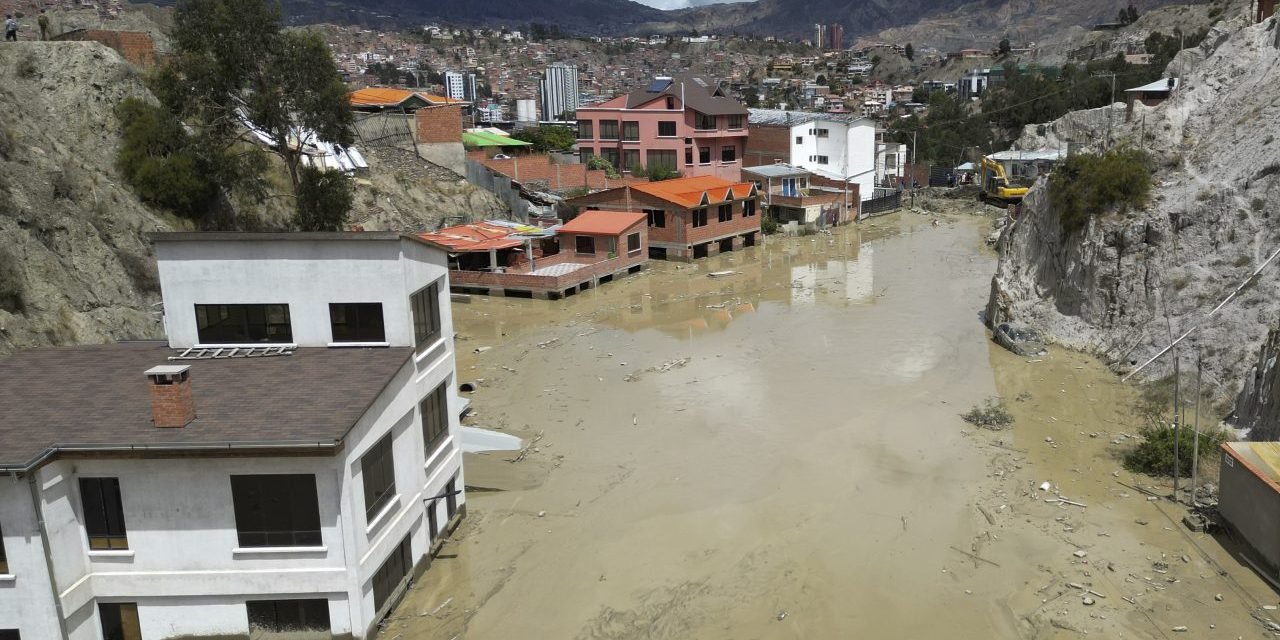 SEIS VIVIENDAS QUEDAN AFECTADAS POR EL LODO QUE VOLVIÓ A INUNDAR BAJO LLOJETA