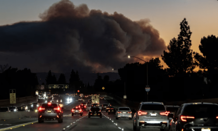 LOS ÁNGELES EMITIÓ NUEVA ORDEN DE EVACUACIÓN MIENTRAS EL FUEGO SE EXPANDE HACIA EL ESTE