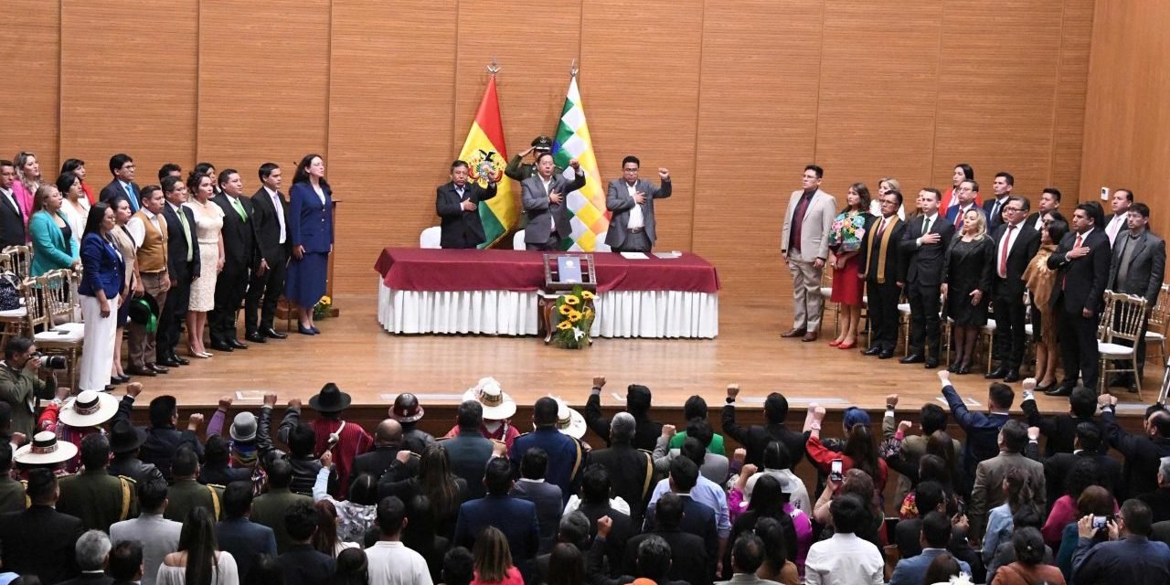 ARCE POSESIONA A MAGISTRADOS Y LES PIDE EJERCER EN APEGO A LA CONSTITUCIÓN