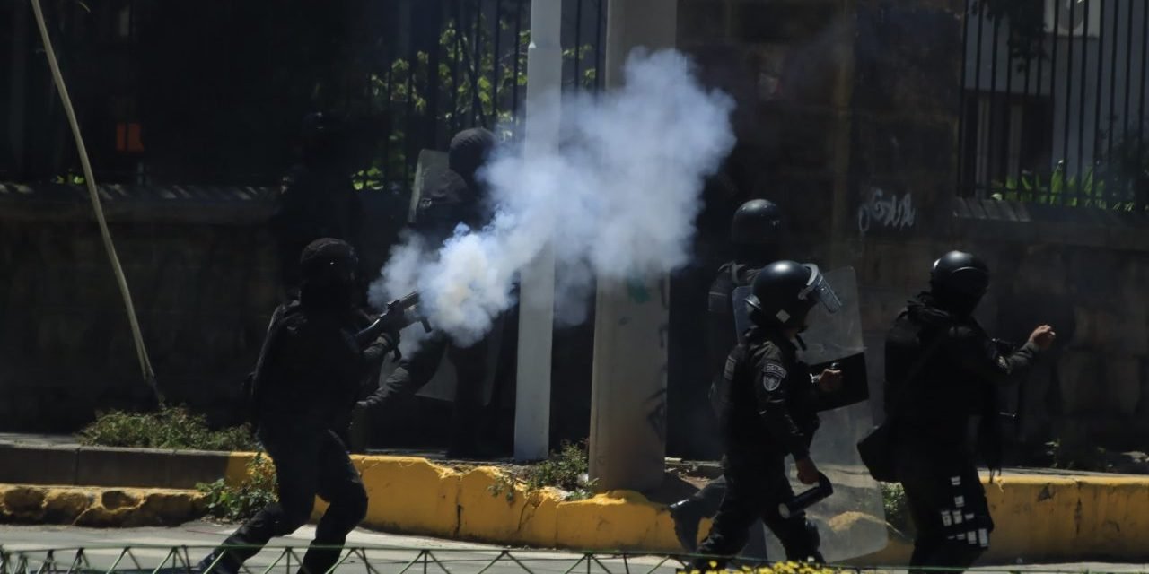 ENFRENTAMIENTOS ENTRE “EVISTAS” Y POLICÍA  POR SEDE DE TRABAJADORES CAMPESINOS