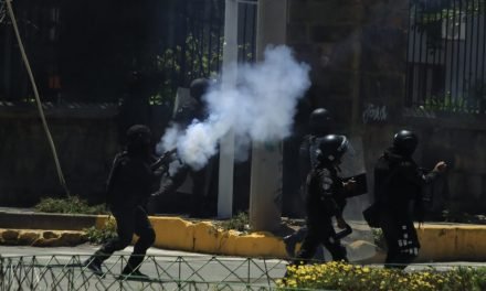 ENFRENTAMIENTOS ENTRE “EVISTAS” Y POLICÍA  POR SEDE DE TRABAJADORES CAMPESINOS