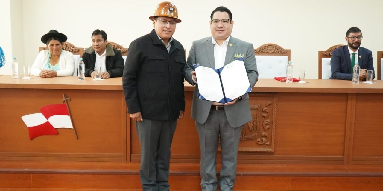 EL FISCAL GENERAL PARTICIPA EN IZA DE BANDERAS EN POTOSÍ Y RECIBE RECONOCIMIENTO