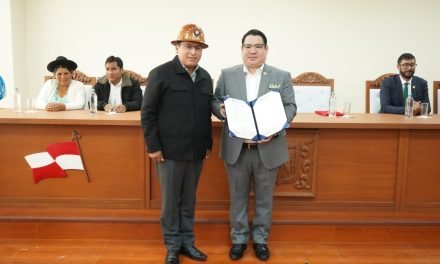 EL FISCAL GENERAL PARTICIPA EN IZA DE BANDERAS EN POTOSÍ Y RECIBE RECONOCIMIENTO