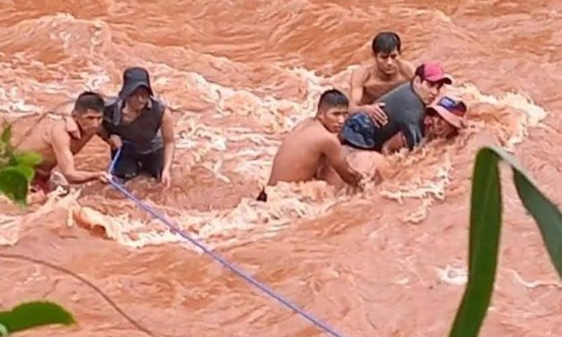 RIADA EN ALTO BENI ATRAPA A UNA FAMILIA, HAY UN BEBÉ DE OCHO MESES DESAPARECIDO