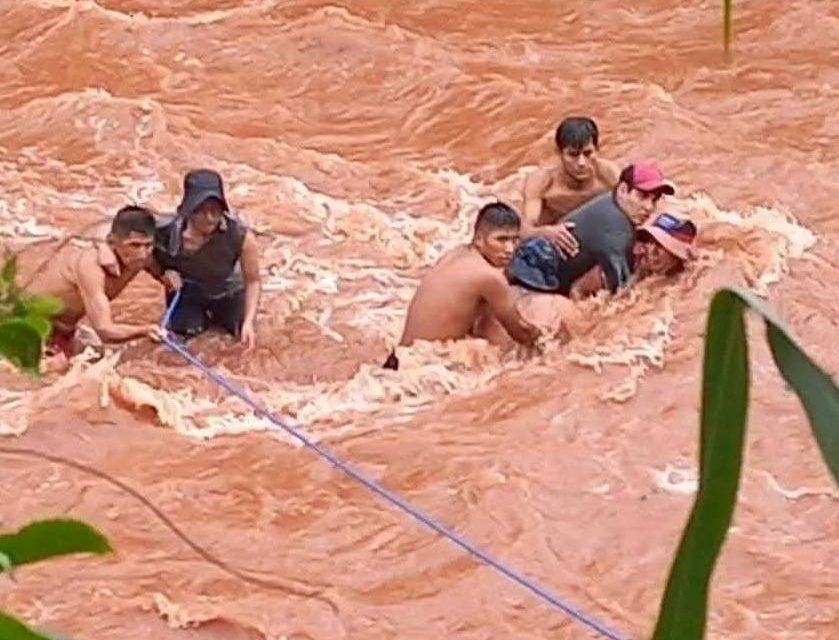 RIADA EN ALTO BENI ATRAPA A UNA FAMILIA, HAY UN BEBÉ DE OCHO MESES DESAPARECIDO