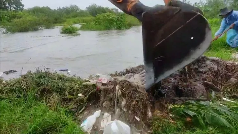 REALIZAN TRABAJOS PARA EVITAR NUEVOS REBALSES DEL RÍO GRANDE