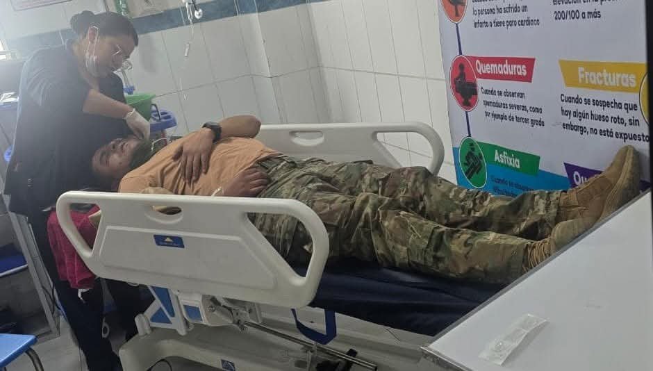 CONTRABANDISTAS AGREDEN BRUTALMENTE A MILITARES Y LES QUITAN SUS ARMAS