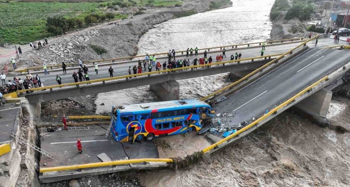 PUENTE SE PARTIÓ EN DOS DEJANDO MUERTOS Y HERIDOS EN PERÚ