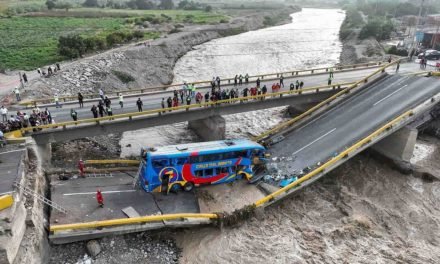PUENTE SE PARTIÓ EN DOS DEJANDO MUERTOS Y HERIDOS EN PERÚ