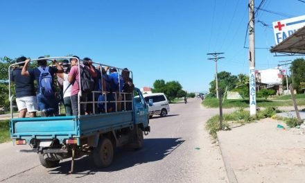 LA POBLACIÓN CRUCEÑA SE TRANSPORTA EN LOS QUE PUEDE