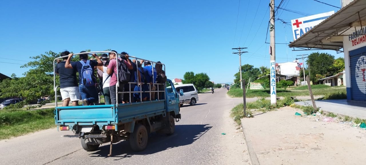 LA POBLACIÓN CRUCEÑA SE TRANSPORTA EN LOS QUE PUEDE