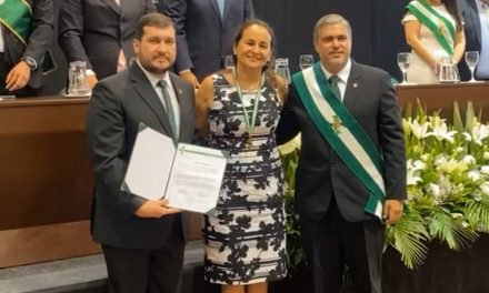 PAULA PEÑA ES CONDECORADA CON LA CRUZ POTENZADA