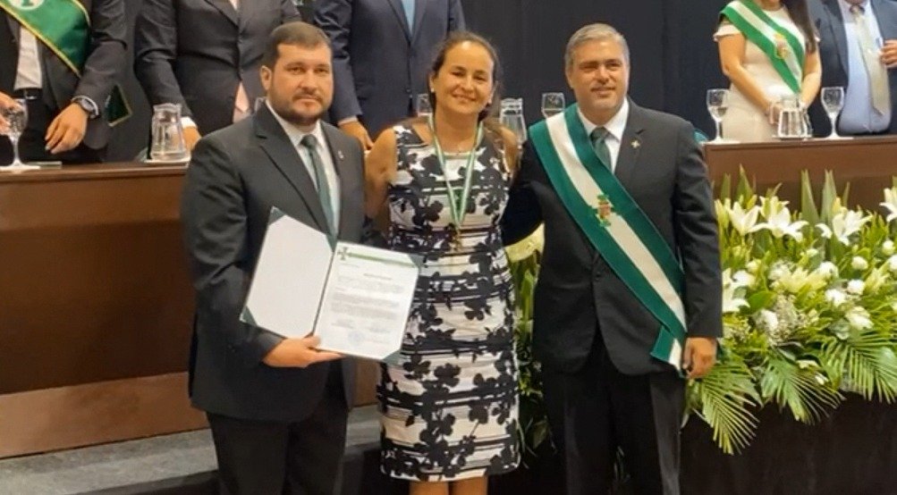 PAULA PEÑA ES CONDECORADA CON LA CRUZ POTENZADA