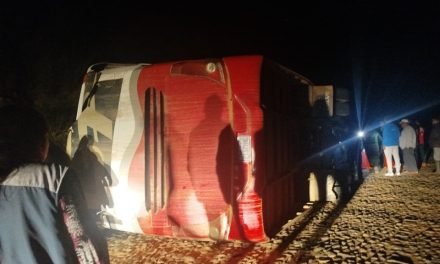BUS VUELCA EN TARVITA Y DEJA 22 HERIDOS