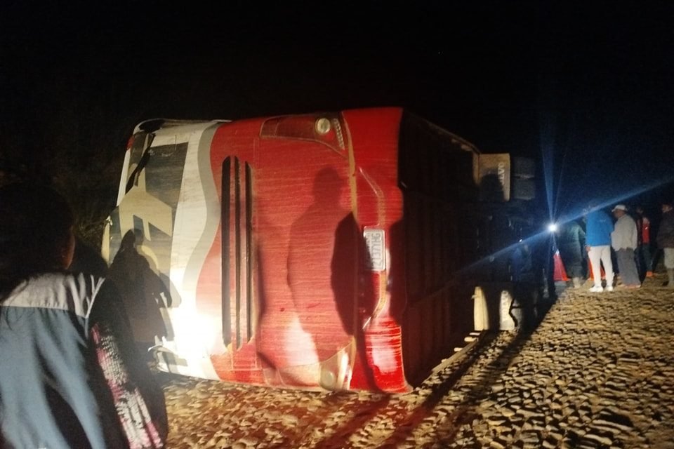 BUS VUELCA EN TARVITA Y DEJA 22 HERIDOS