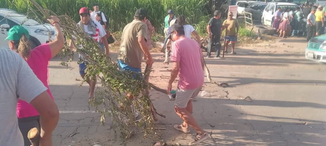 SE LEVANTA BLOQUEO DE TRANSPORTISTAS EN LA CARRETERA A COTOCA
