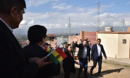 LANZAN PIEDRAS A LA CARAVANA DE SEGURIDAD DE ARCE EN COCHABAMBA, HAY DOS DETENIDAS