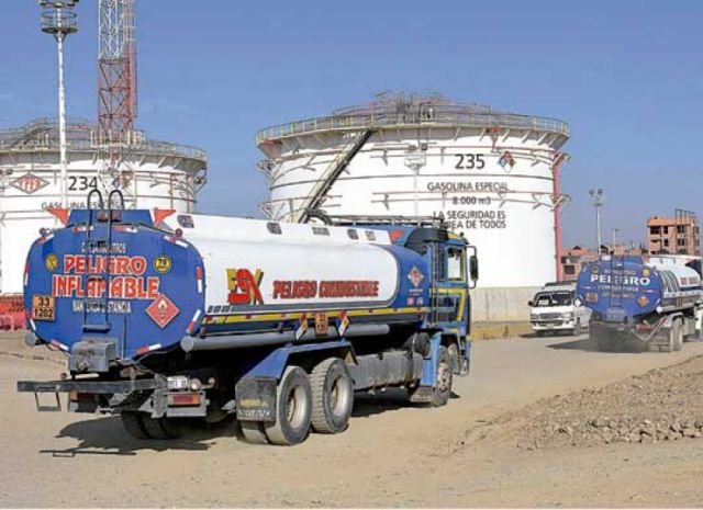 APREHENDEN A 8 FUNCIONARIOS DE YPFB IMPLICADOS EN DISTRIBUCIÓN DE DIÉSEL CONTAMINADO