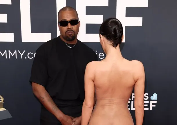 BIANCA CENSORI, LA ESPOSA DE KANYE WEST, SE MOSTRÓ TOTALMENTE DESNUDA EN LA ALFOMBRA ROJA