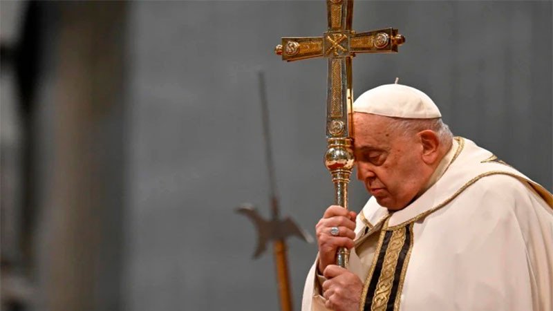 EL PAPA NO HA VUELTO A SUFRIR CRISIS RESPIRATORIAS Y PUEDE LEVANTARSE